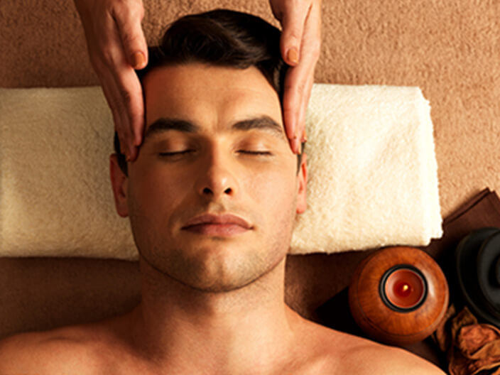 ヘッドスパを受けている男性