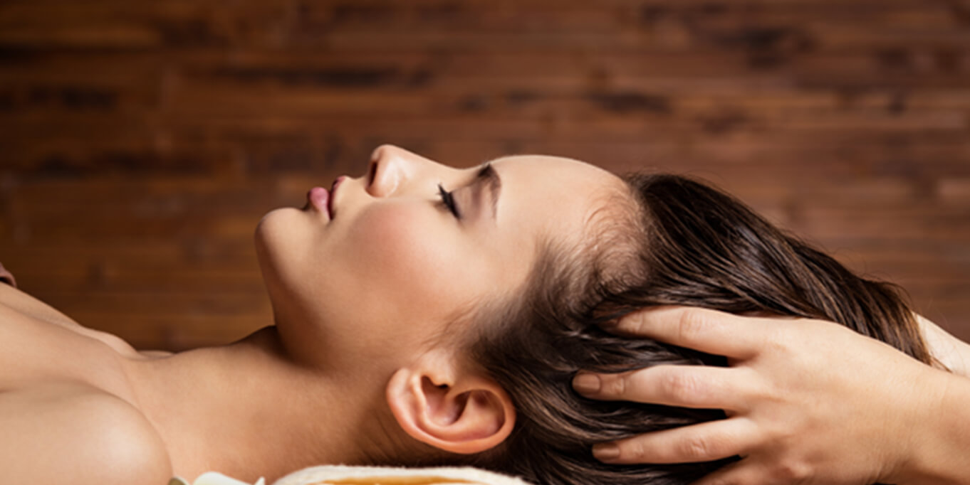 ヘッドスパをしてもらっている女性