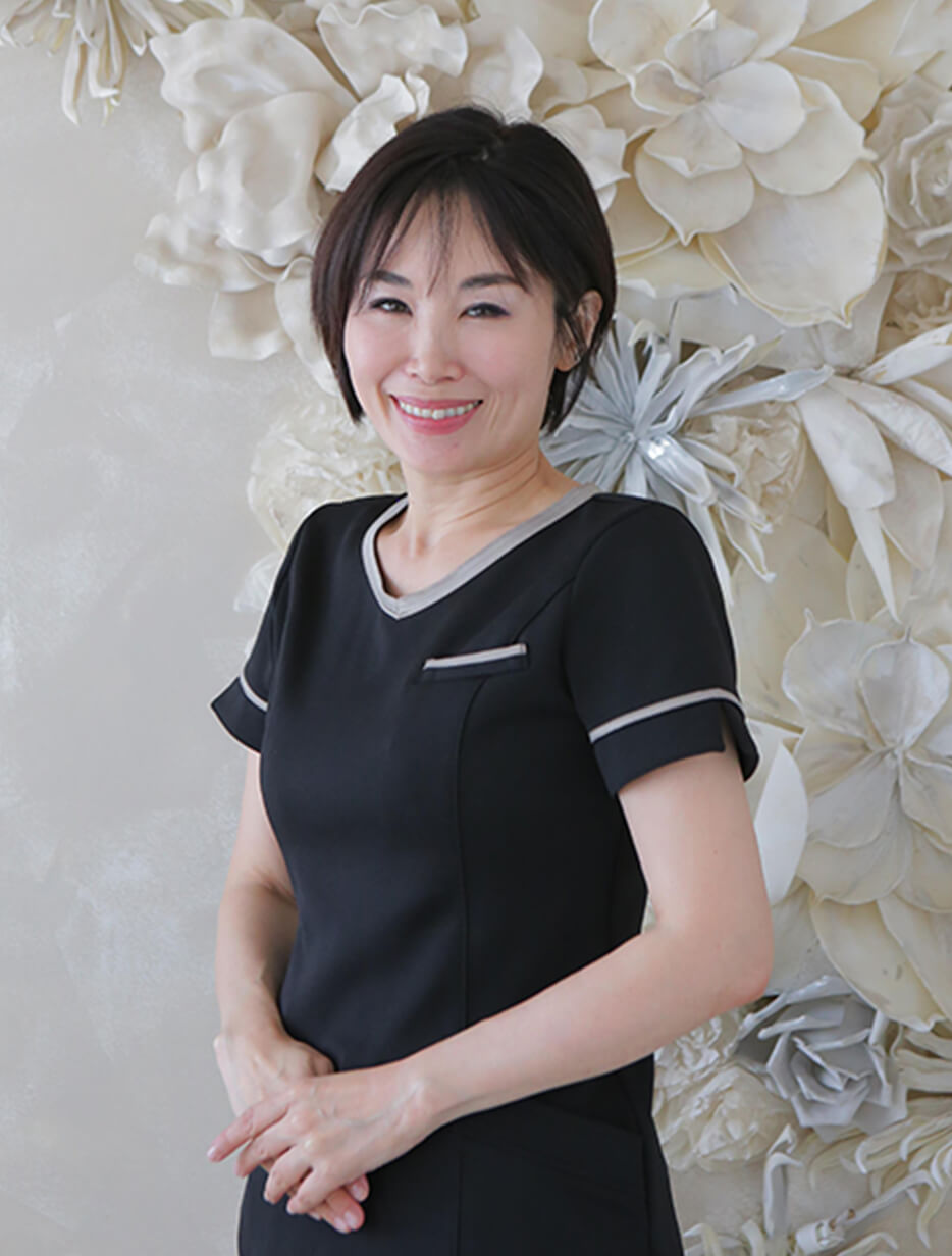エステティシャンのサウター幸世が正面を向いている
