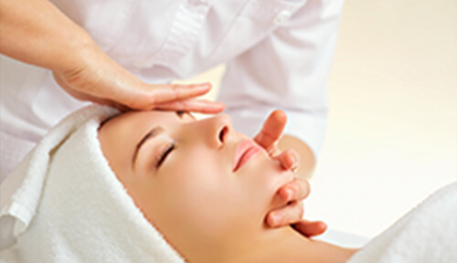 フェイスマッサージを受けている女性