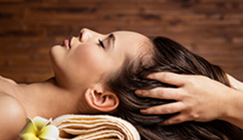 ヘッドスパを施術されている女性