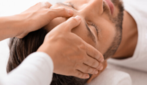 フェイスマッサージを受けている男性