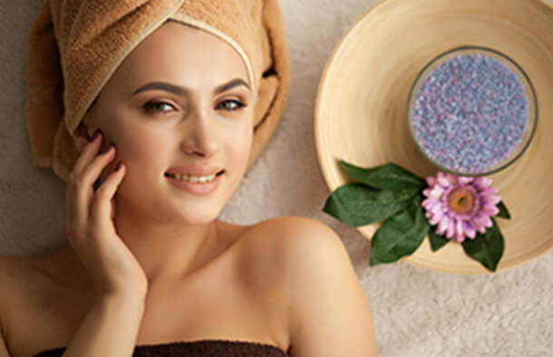 右手を顔にそえて正面を向いている女性